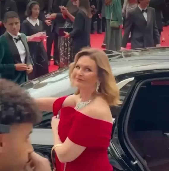 بفستان أحمر يسرا تتألق بصحبة عمرو منسى بمهرجان كان السينمائى