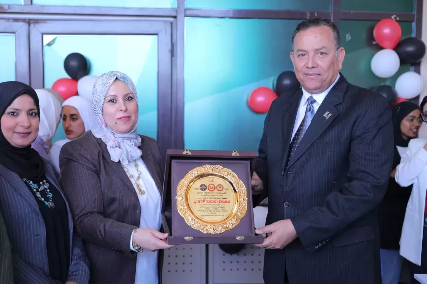 رئيس جامعة المنصورة الجديدة يفتتح معرض الأنشطة الفنية بكلية التمريض