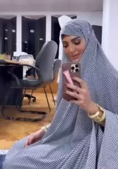سالي عبد السلام ترد على انتقادات أدائها الصلاة بالـ ميك أب وطلاء الأظافر