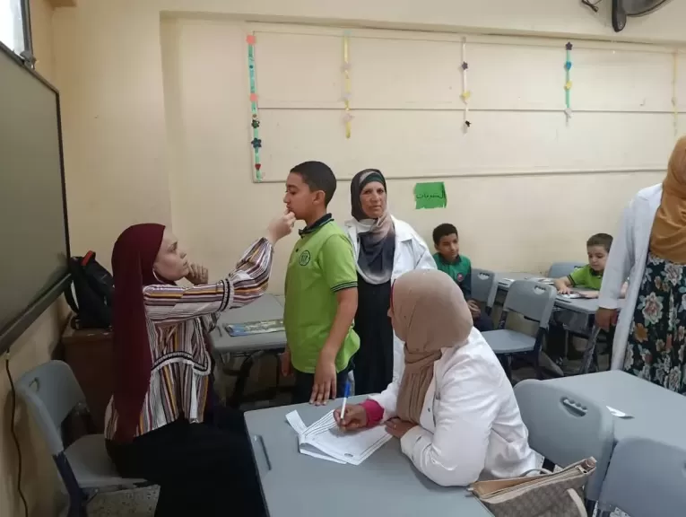 توقيع الكشف الطبى على 145حالة.. جامعة بنها تواصل قوافلها الطبية بمدارس القليوبية