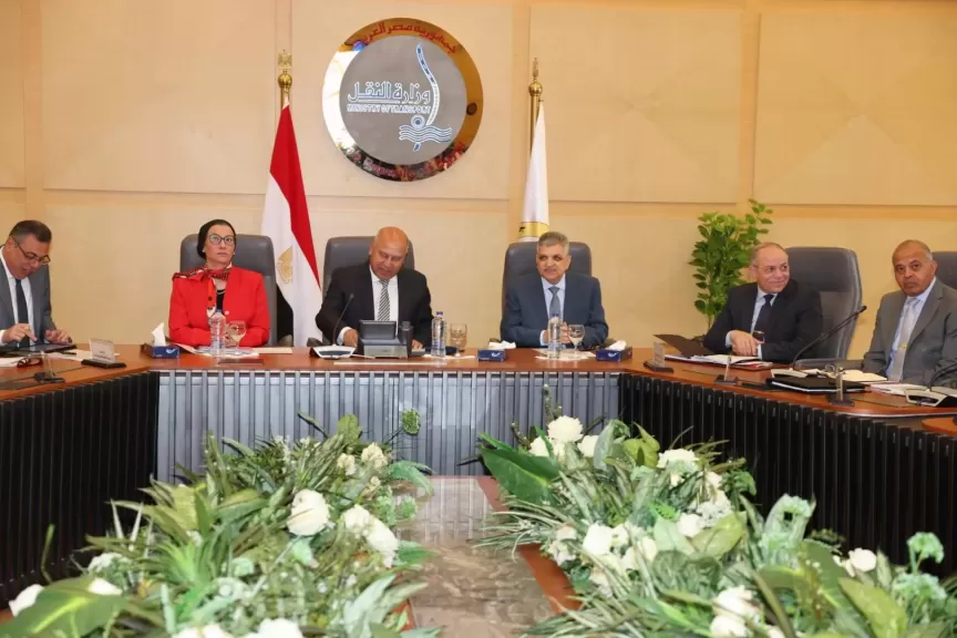 وزير الصناعة والنقل يترأس اجتماعًا لبحث آليات تقديم خدمة جمع المخلفات الصلبة من السفن العابرة لقناة السويس