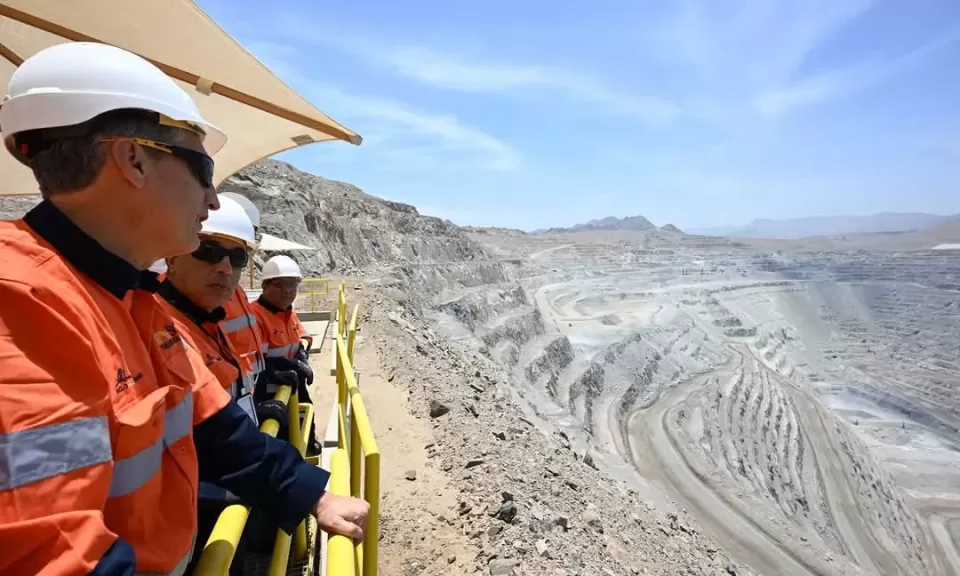 رئيس الوزراء يتفقد أعمال المنجم المفتوح من أعلى قمة الجبل بـ”السكرى” بمرسى علم