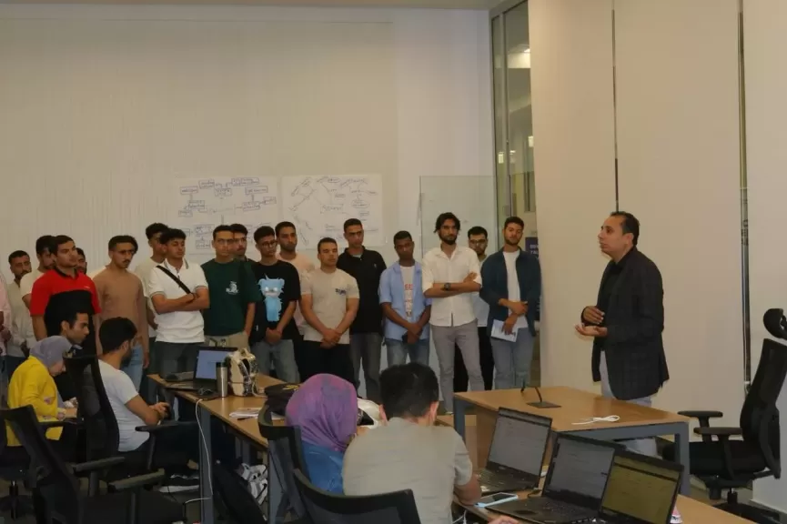 طلاب جامعة الدلتا التكنولوجية في زيارة علمية ميدانية للمعهد القومي للإتصالات بمدينة المعرفة