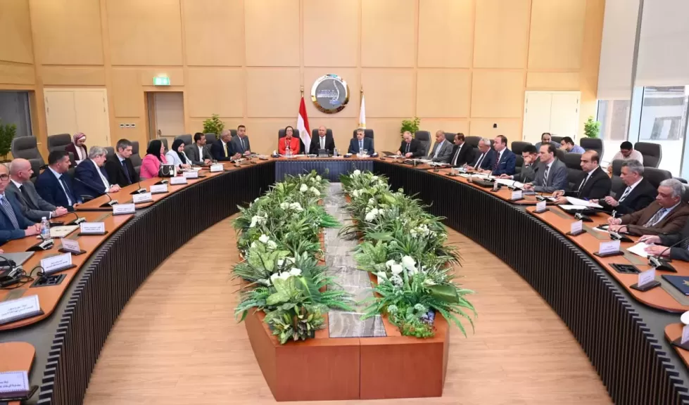 الوزير يترأس اجتماعًا موسعاً مع وزيرة البيئة ورئيس هيئة قناة السويس