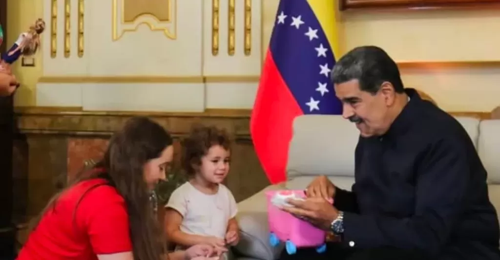 ”مادورو”يستقبل الطفلة مايكيليس انتونييا إسبينوزا بيرنال ويؤكد.. عادت بفضل تضامن الشعب