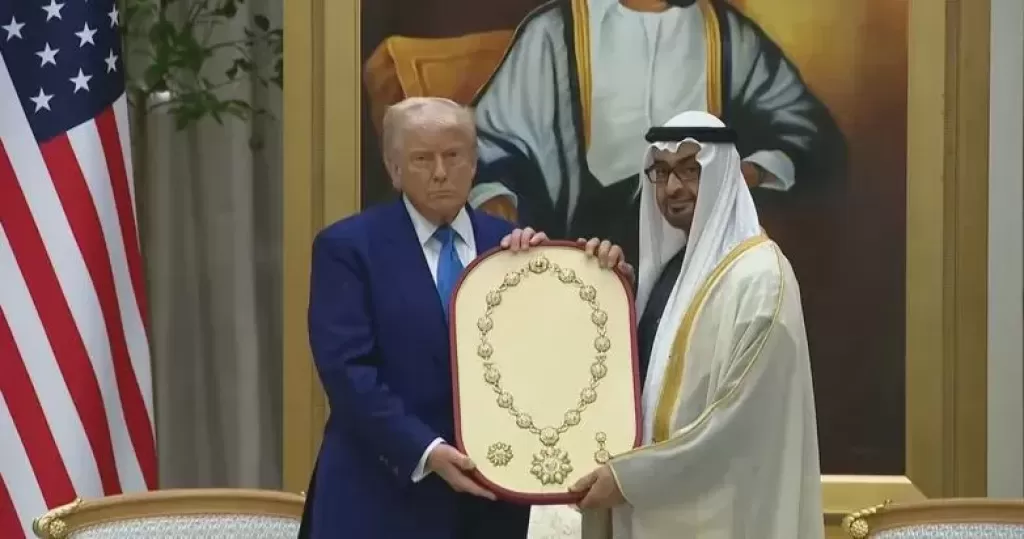 محمد بن زايد يمنح ترامب ”وسام زايد” خلال استقباله في أبوظبي