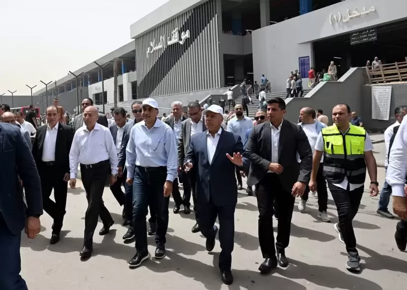 رئيس الوزراء يقطع خط سير الجولة لتفقد موقف السلام النموذجي الجديد.. ويؤكد بضرورة الحفاظ على الموقف وصيانته بإستمرار