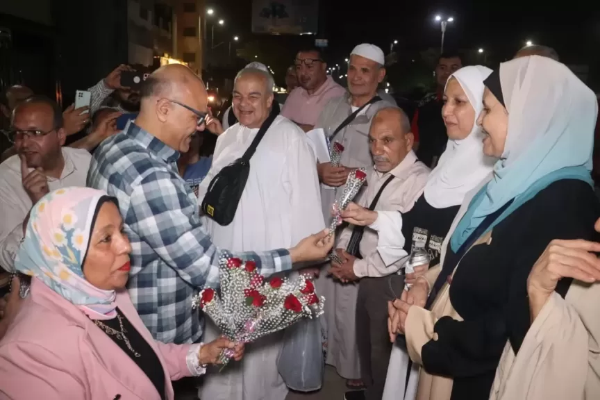 وسط فرحة وزغاريد.. محافظ القليوبية يودع أول فوج مكون من 90 حاج وحاجه قبل سفرهم