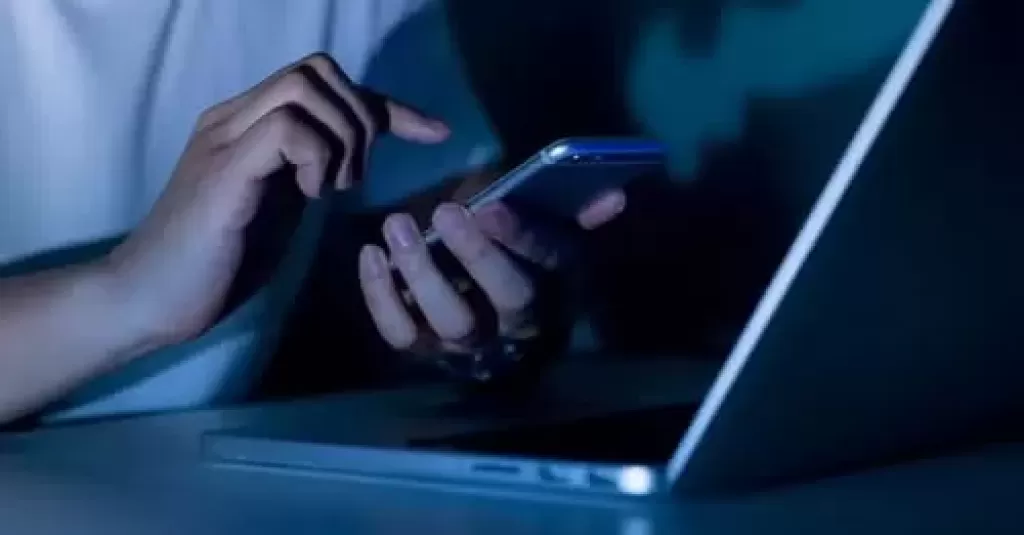إصابة شاب بمرض خطير مدى الحياة بسب كثرة استخدامه لـ«الموبايل»