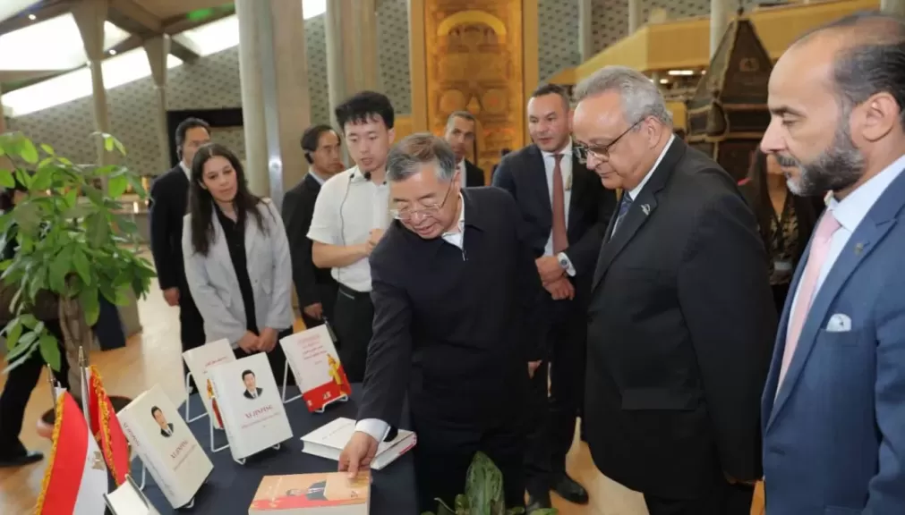 عضو المكتب السياسي للحزب الشيوعي الصيني لي شولي يزور مكتبة الإسكندرية