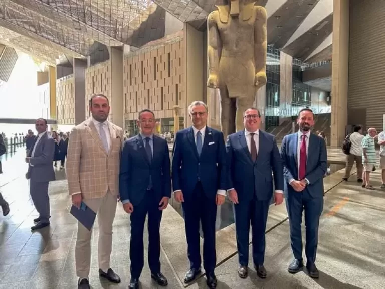 المتحف المصري الكبير يستقبل كبير مستشاري الرئيس الأمريكي للشؤون العربية والشرق الأوسط والمستشار رفيع المستوى للشؤون الإفريقية