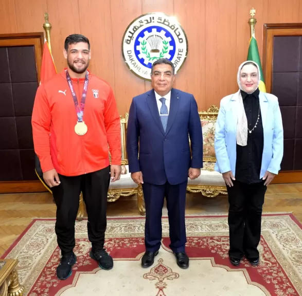 محافظ الدقهلية يكرم البطل العالمي عبد اللطيف منيع بعد حصوله على الميدالية الذهبية في بطولة أفريقيا للمصارعة الرومانية بالمغرب