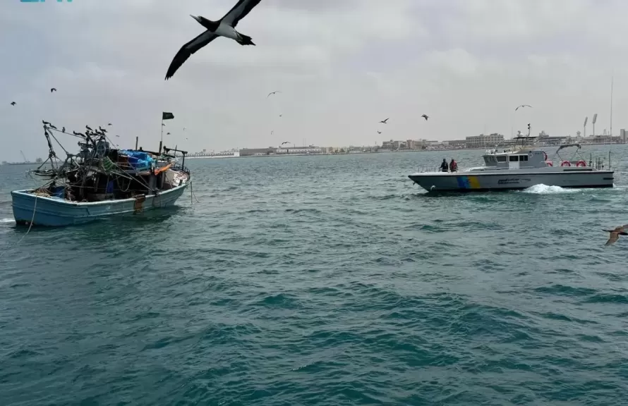 حرس الحدود بمنطقة مكة المكرمة ينقذ (10) مقيمين مصريين بعد جنوح واسطتهم البحرية
