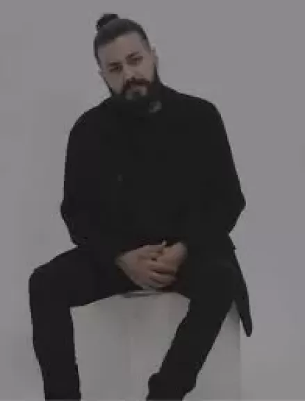 غدا المطرب مسلم علي موعد مع القفص الذهبي