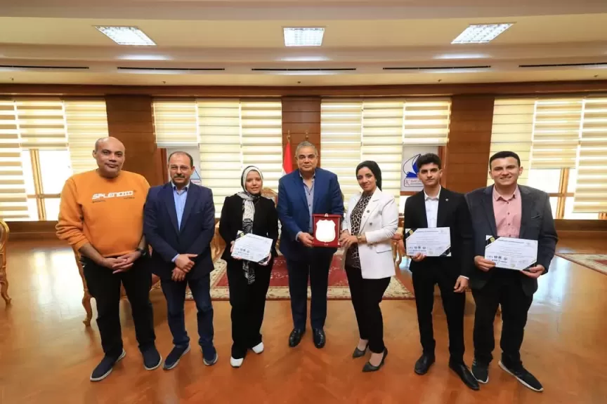 لفوزه بالمركز الأول بمسابقة دولية.. رئيس جامعة كفر الشيخ يكرِّم فريق كلية الذكاء الاصطناعي