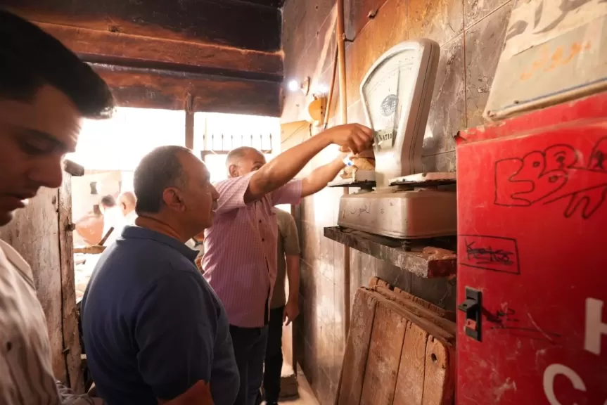 محافظ أسيوط يضبط خبزًا ناقص الوزن ويوجّه بإجراءات قانونية فورية
