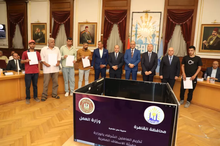 محافظ القاهرة يسلم العقود