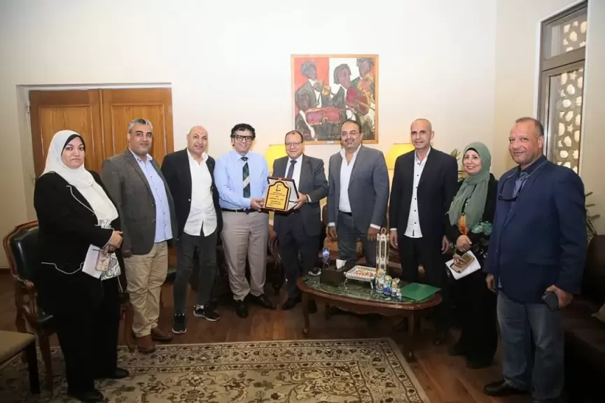 إتحاد نقابات عمال مصر يكرم علاء عبدالسلام ويهديه درع التميز
