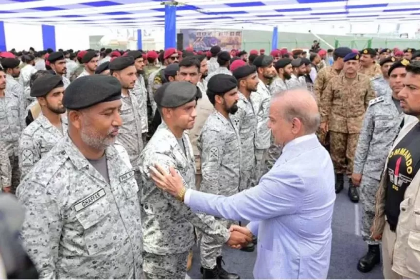 رئيس وزراء باكستان يثمن على دور البحرية الباكستانية خلال عملية “بنيان مرصوص” ضد الهند