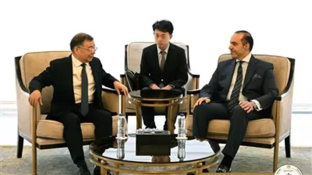 وزير الشؤون النيابية يبحث التعاون مع عضو المكتب السياسي للحزب الشيوعي الصيني