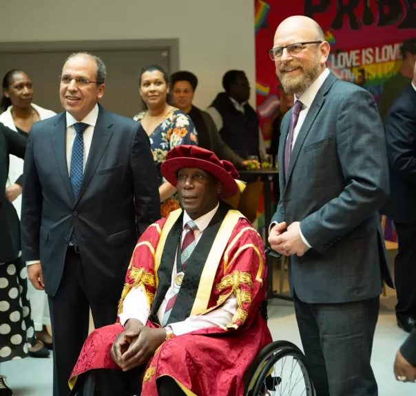 رئيس الجامعة البريطانية في مصر يشارك في حفل تنصيب الرئيس الشرفي لجامعة شيفيلد هالام
