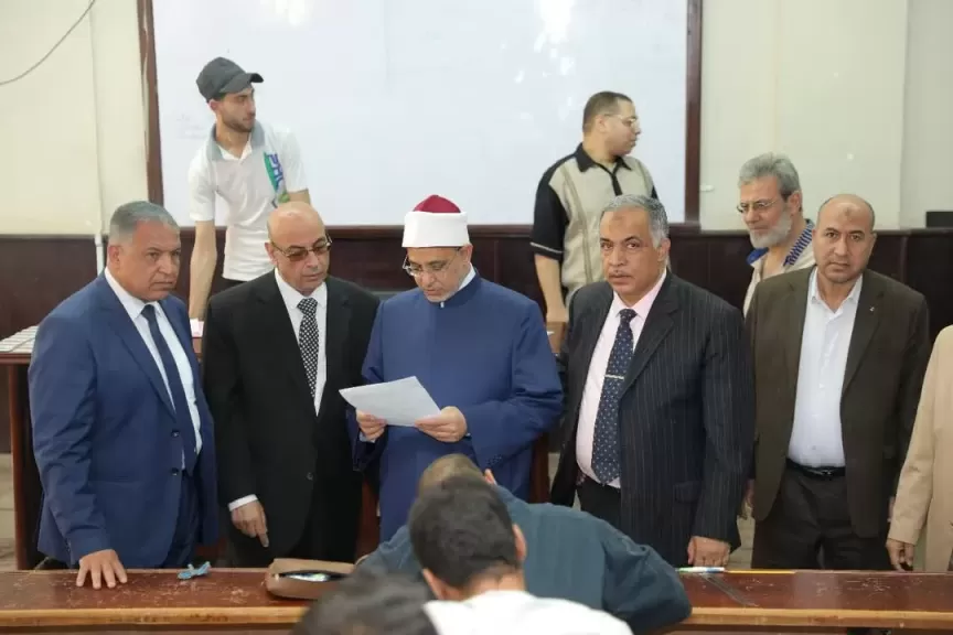 رئيس جامعة الأزهر يتفقد لجان امتحانات كلية القرآن الكريم بطنطا