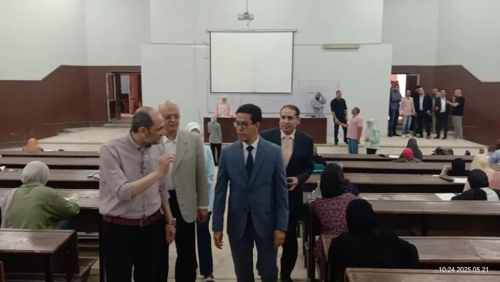 رئيس جامعة بنها يتفقد سير الامتحانات بكليتي الآداب والتجارة.. ويؤكد إنتظامها وتوفير سبل الراحة للطلاب