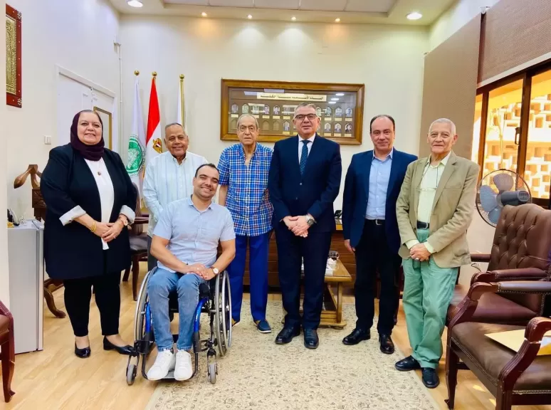 تقديرًا لإنجازاته الرياضية.. «تجارة عين شمس» تكرّم البطل العالمي هيثم عبد الشافي