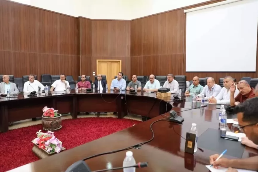 سكرتير عام البحر الأحمر يجتمع بممثلي المنشآت السياحية لتفعيل الاعتماد الذاتي للمياه والتوسع فى استخدام محطات التحلية