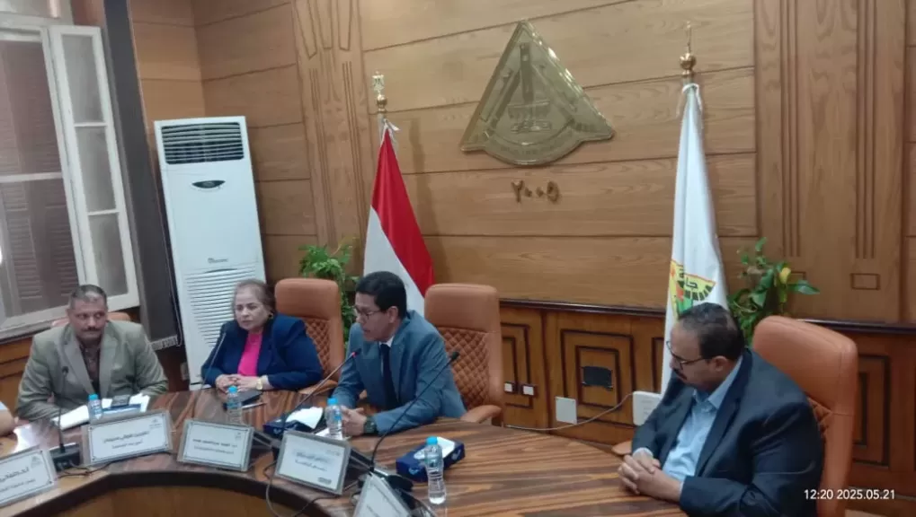 رئيس جامعة بنها يناقش المشروعات الجارى تنفيذها وخطط الصيانة