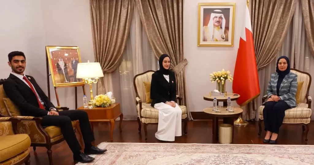 سفيرة البحرين لدى مصر تستقبل الشباب البحريني المشارك بمنحة ناصر للقيادة الدولية