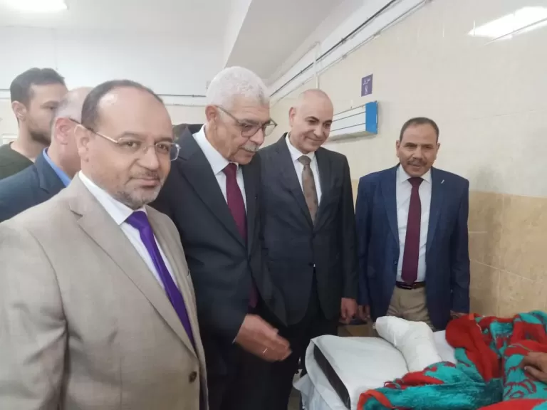 رئيس جامعه المنوفيه يطمئن  على حالات المصابين بحادث سقوط مصعد المستشفيات الجامعية