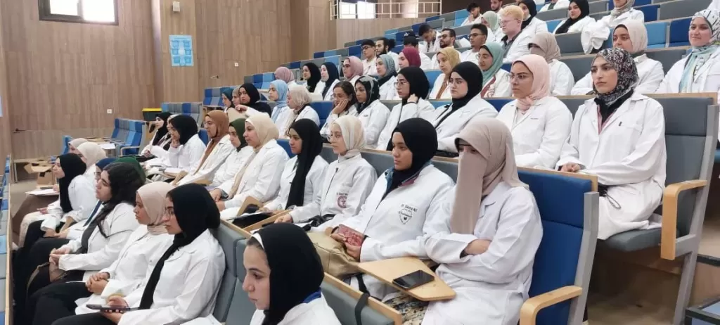 ندوة علمية تفاعلية لطلاب صيدلة المنصورة الجديدة تحاكي الواقع الإكلينيكي في رعاية أمراض القلب