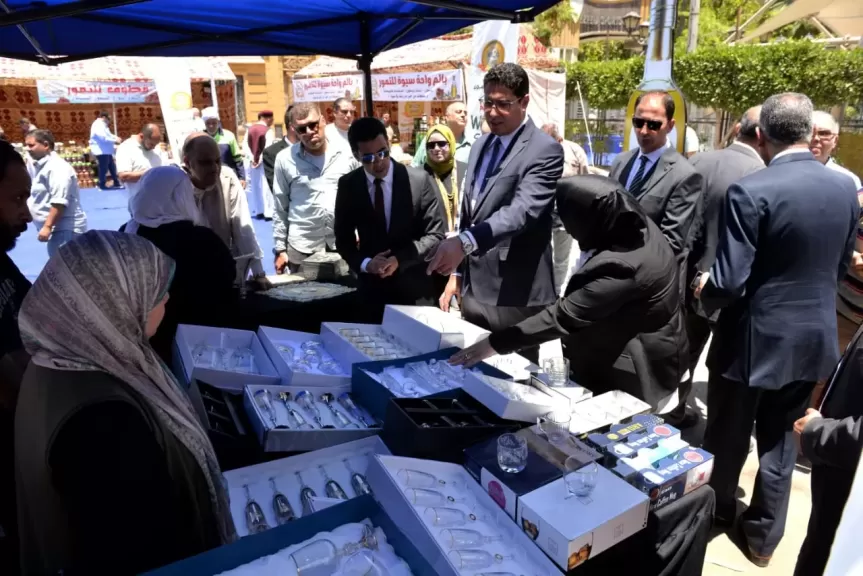 نائبي المحافظان يفتتاحان معرض ”كنوز مطروح” امام نادي جزيرة الورد بالمنصورة