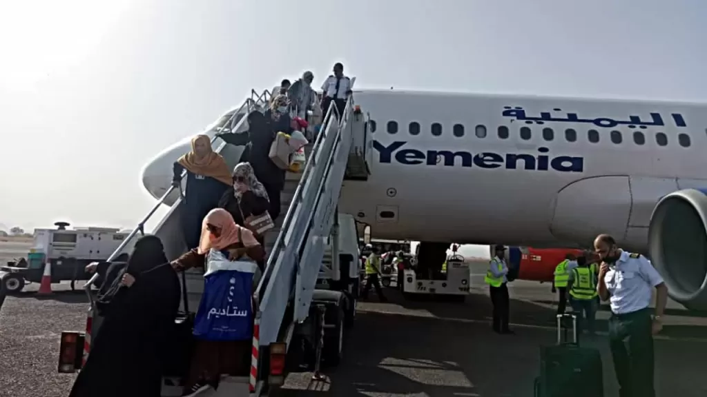 اليمنيون يفرون من لهيب الصيف وانقطاع الكهرباء.. ومصر تفتح أبوابها
