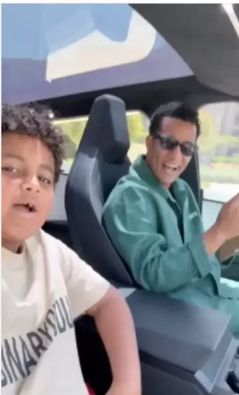 محمد رمضان ونجله” علي”  يروجان بفيديو لأغنية لسه بدرى عليك