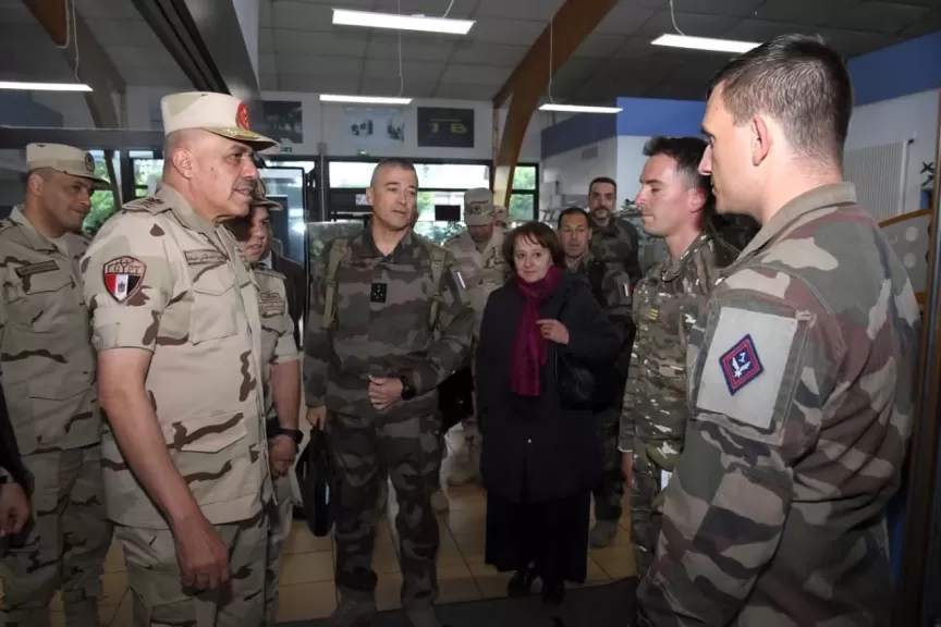 رئيس الأركان يعود إلى مصر بعد تفقده أحدث الأسلحة الفرنسية