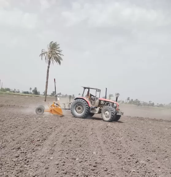مديرية الزراعة بالفيوم تواصل أعمال تسوية الأراضي بالليزر استعدادًا لزراعة الذرة الشامية