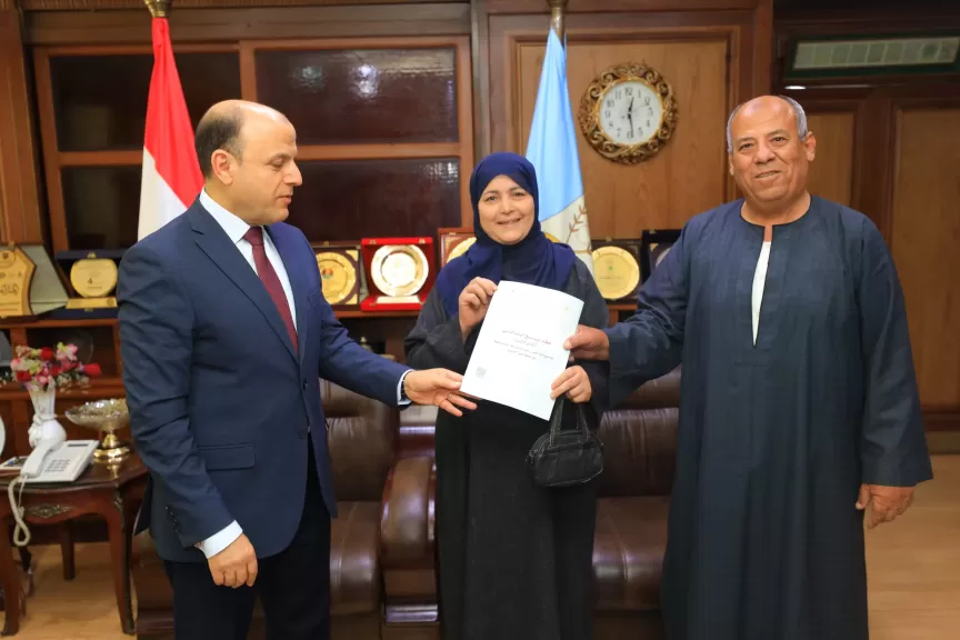 محافظ كفرالشيخ يُسلّم 14 عقد تقنين أراضي أملاك دولة للمستفيدين من المواطنين