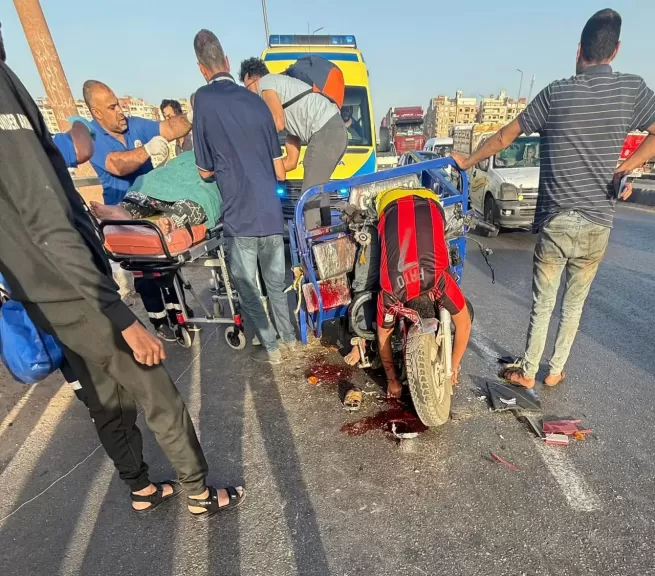 مصرع شاب وإصابة أثنين بحادث إنقلاب تروسيكل أعلى كوبرى الفحص في الـقليوبية