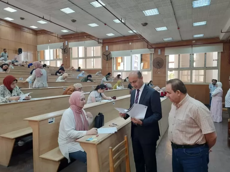 رئيس جامعة دمنهور يتابع امتحانات الفصل الدراسى الثانى ويؤكد: تسهيلات خاصة للطلاب ذوي الهمم