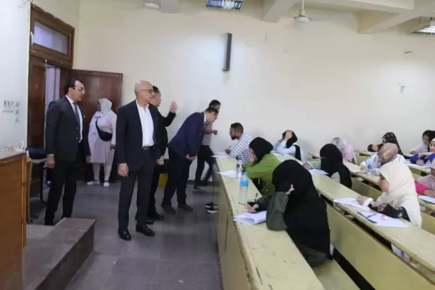 رئيس جامعة عين شمس يتفقد سير امتحانات الفصل الدراسي الثاني