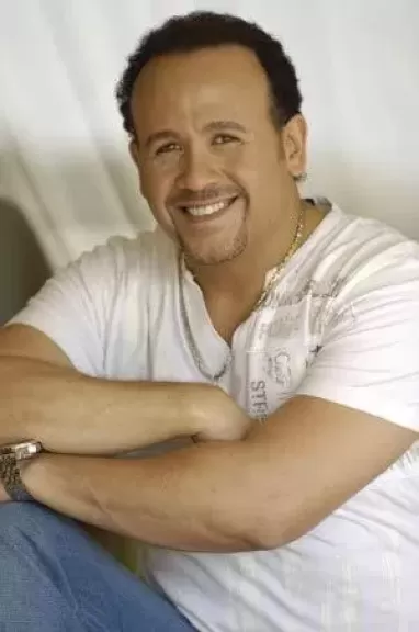هشام عباس نجم حفل ثاني أيام عيد الأضحى على مسرح البالون