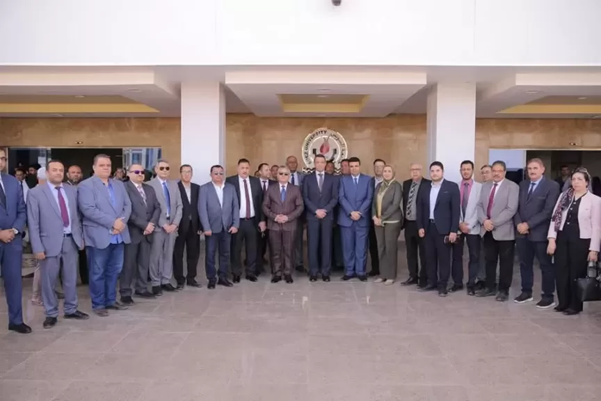 محافظ السويس ورئيس الجامعة يشهدان بدء تشغيل العيادات الخارجية بالمستشفى الجامعى