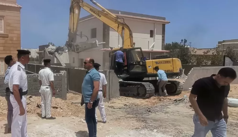 تنفيذ حملات إزالة لتعديات ومخالفات بناء بالساحل الشمالي الغربي