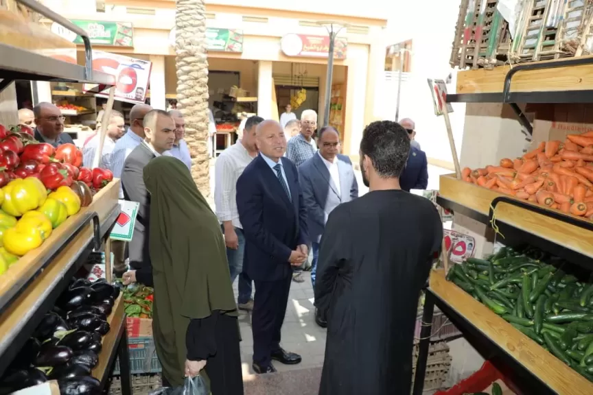 محافظ القاهرة يصدر قرارا هاما بشأن الباعة الجائلين بالمقطم
