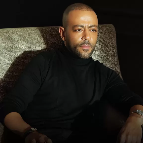تامر عاشور يجرى عملية رباط صليبى ويؤجل حفلاته ماعدا موازين والكويت مع تامر حسنى