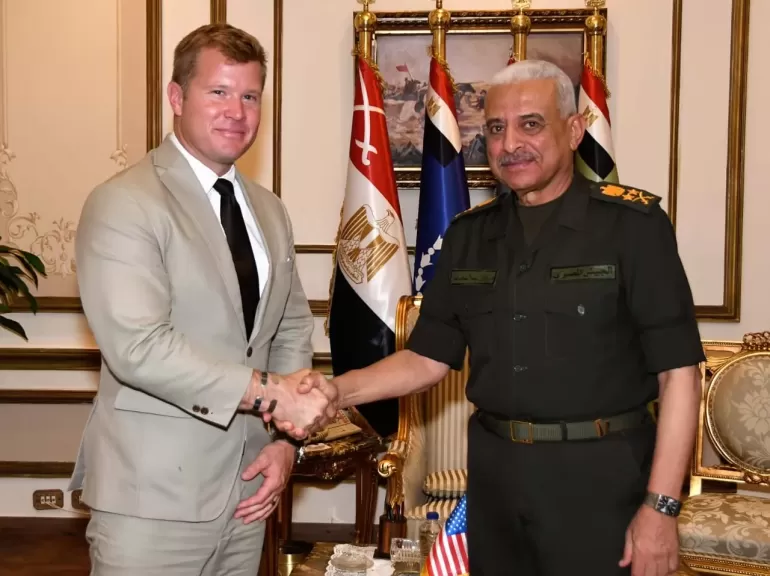 وزير الدفاع يلتقى عضو لجنة الخدمات المسلحة بمجلس الشيوخ الأمريكي