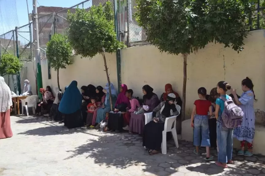 الكشف على 800 حالة في القافلة الطبية لجامعة حلوان بكفر العلو