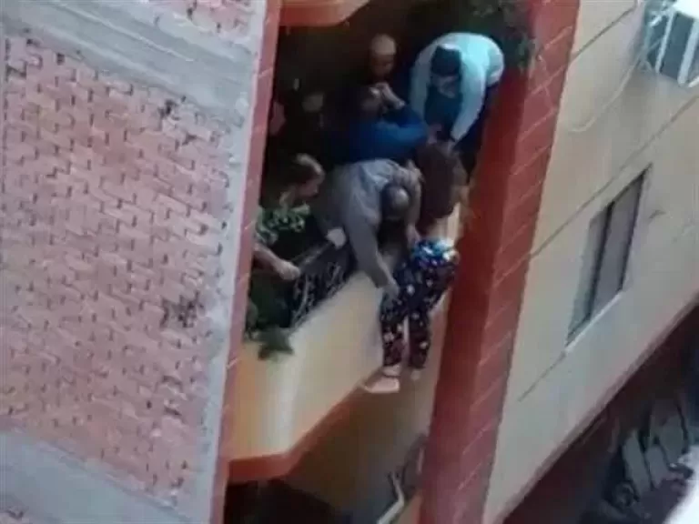 ضبط زوج طعن زوجته وألقاها من شرفة منزلهما إثر خلافات أسرية بزفتى